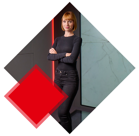 Dame steht in der fliesenboxx, dahinter ist eine digitale Mustertafel zu sehen.