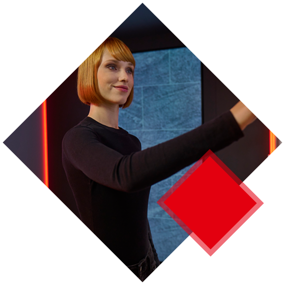 Dame in der fliesenboxx, dahinter die digitale Fliesenmustertafel.